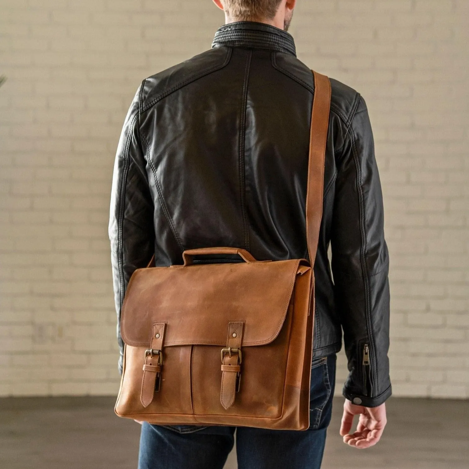 Coarse Leather Messenger 16